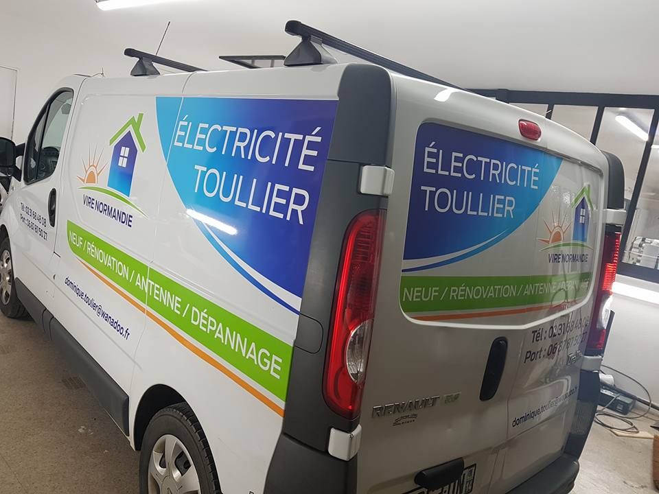 Publicité adhésive sur camion Electricité Toullier